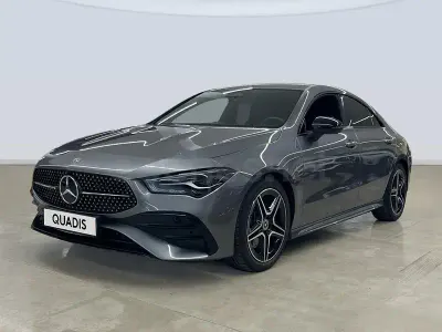 Usado Mercedes CLA200 163 CV (119 kW) 2025 Gris / plata Berlina