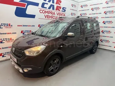 Usado Dacia Dokker Essentiel 102 CV (75 kW) 2017 Granate Monovolumen