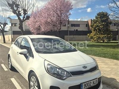 Usado Kia Rio 84 CV (61 kW) 2015 Blanco Berlina