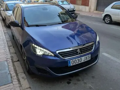 Usado Peugeot 308 SW GT 181 CV (133 kW) 2017 Azul Familiar