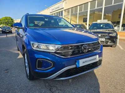 Usado VW T-Roc Life 150 CV (110 kW) 2025 Azul SUV