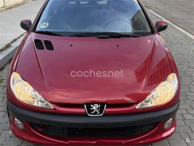 Usado Peugeot 206 110 CV (80 kW) 2001 Granate Berlina