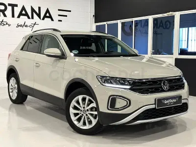 Usado VW T-Roc Life 150 CV (110 kW) 2023 Beige SUV