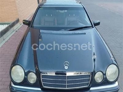 Usado Mercedes E280 Elegance 204 CV (150 kW) 1997 Azul Familiar