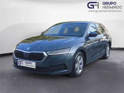 Usado Skoda Octavia Ambition 150 CV (110 kW) 2021 Gris / plata Familiar