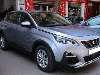 Usado Peugeot 3008 Active 130 CV (95 kW) 2020 Gris / plata SUV