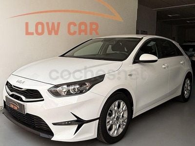 Begagnad Kia Ceed 100 HK (73 kW) 2022 Vit Halvkombi