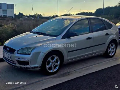 Usado Ford Focus Ghia 109 CV (80 kW) 2005 Gris / plata Berlina