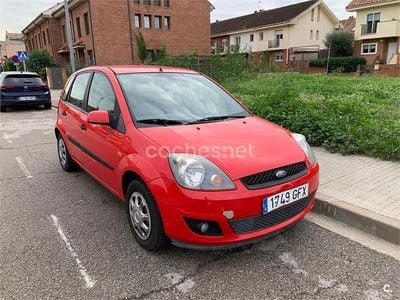 Usado Ford Fiesta Futura 68 CV (50 kW) 2008 Rojo Utilitario
