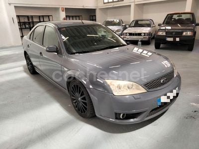 Usado Ford Mondeo ST 220 CV (161 kW) 2002 Gris / plata Berlina