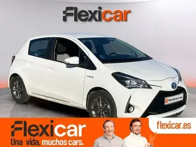 Usado Toyota Yaris Hybrid Active 100 CV (73 kW) 2019 Blanco