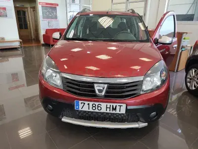 Usado Dacia Sandero Stepway 90 CV (66 kW) 2012 Granate Berlina