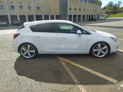 Usado Opel Astra Cosmo 110 CV (80 kW) 2010 Blanco Berlina