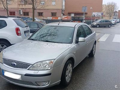Usado Ford Mondeo Trend 125 CV (91 kW) 2006 Gris / plata Berlina