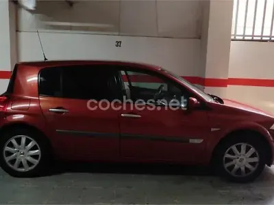 Usado Renault Mégane Dynamique 115 CV (84 kW) 2006 Granate Berlina