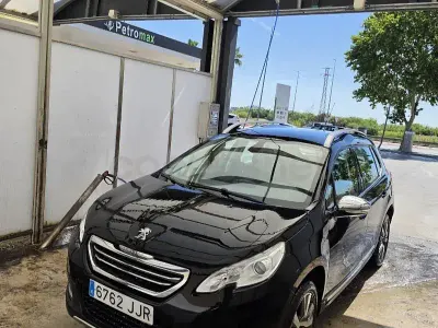 Usado Peugeot 2008 Allure 120 CV (88 kW) 2015 Negro SUV