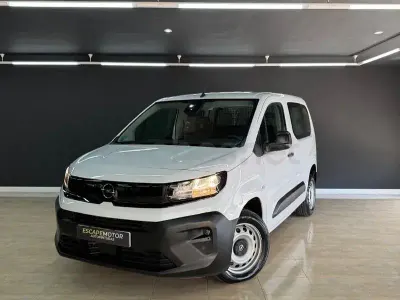 Usado Opel Combo Life Business Edition 102 CV (75 kW) 2024 Blanco Monovolumen