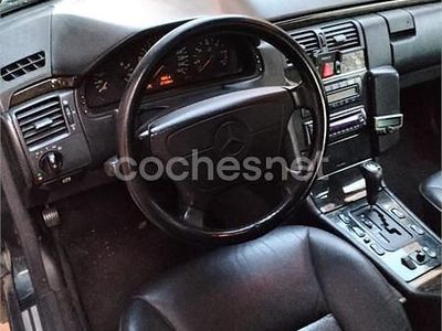 Verde Usado 1998 Mercedes E300 Avantgarde Berlina | 2500 €