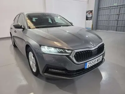 Usado Skoda Octavia Ambition 131 CV (96 kW) 2022 Gris Utilitario