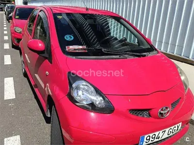 Usado Toyota Aygo Live 68 CV (50 kW) 2008 Rojo Utilitario