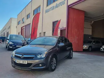 Usado Opel Astra GTC Sportive 140 CV (102 kW) 2012 Gris / plata Berlina