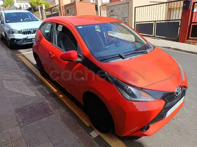 Usado Toyota Aygo X-play 69 CV (50 kW) 2016 Rojo Utilitario