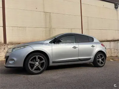 Usado Renault Mégane III Dynamique 105 CV (77 kW) 2010 Gris / plata Berlina