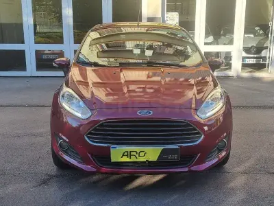 Usado Ford Fiesta Titanium 100 CV (73 kW) 2013 Granate Berlina