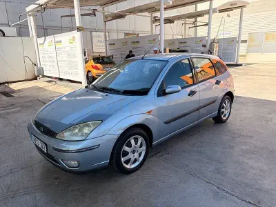 Usado Ford Focus Ghia 100 CV (73 kW) 2004 Azul Berlina