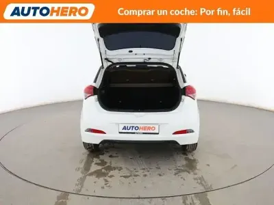 Używany Hyundai i20 Comfort 85 KM (62 kW) 2016 Biały Sedan/Limuzyna
