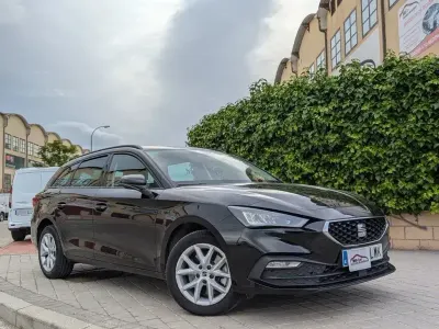 Usado Seat Leon Style 150 CV (110 kW) 2022 Negro Familiar