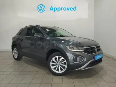 Usado VW T-Roc Life 110 CV (80 kW) 2024 Gris / plata SUV