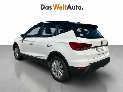 Usado Seat Arona Ecomotive 110 CV (80 kW) 2021 Blanco SUV