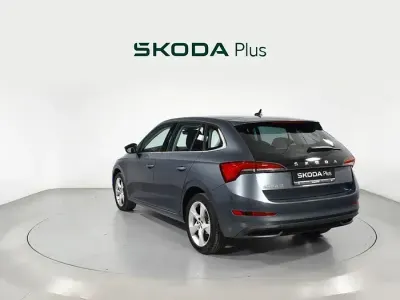 Usado Skoda Scala Ambition 110 CV (80 kW) 2021 Gris Utilitario