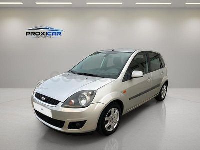 Usado Ford Fiesta Futura 68 CV (50 kW) 2007 Gris Utilitario