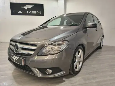 Usado Mercedes B180 Urban 109 CV (80 kW) 2014 Gris / plata Monovolumen