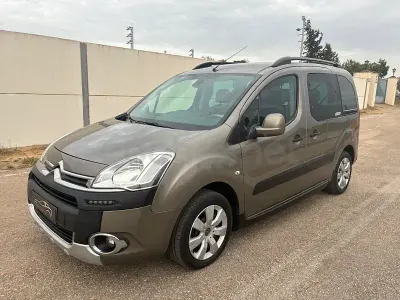 Usado Citroën Berlingo XTR 114 CV (83 kW) 2015 Marrón Monovolumen