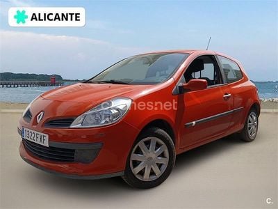Usado Renault Clio II Dynamique 100 CV (73 kW) 2007 Rojo Berlina