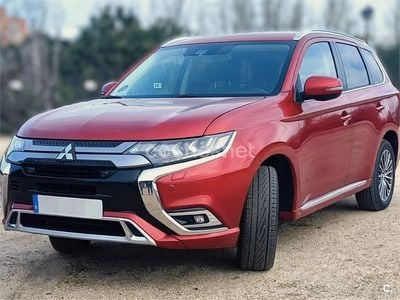 Usado Mitsubishi Outlander P-HEV 224 CV (164 kW) 2021 Granate SUV