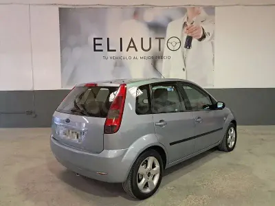 Usado Ford Fiesta Ghia 68 CV (50 kW) 2005 Azul Utilitario