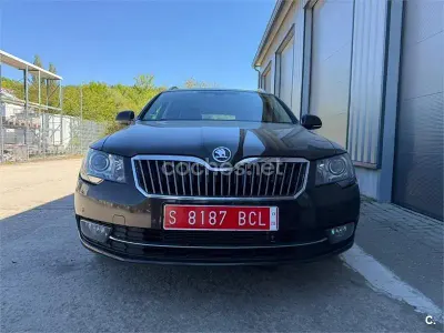 Usado Skoda Superb Elegance 170 CV (125 kW) 2013 Marrón Familiar