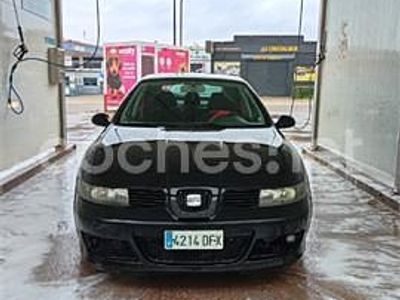 Usado Seat Leon Sport 105 CV (77 kW) 2005 Negro Utilitario