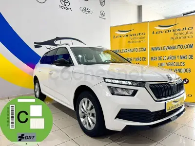 Usado Skoda Kamiq Ambition 110 CV (80 kW) 2021 Blanco SUV