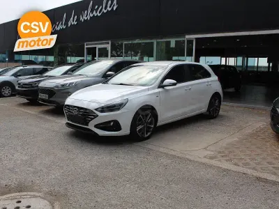 Usado Hyundai i30 120 CV (88 kW) 2023 Blanco Berlina
