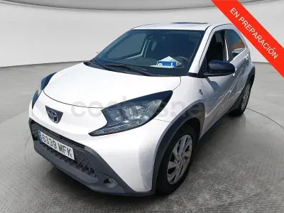 Usado Toyota Aygo X Play 72 CV (52 kW) 2023 Blanco SUV