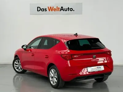 Usado Seat Leon Style 130 CV (95 kW) 2022 Rojo