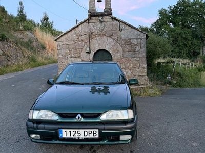 Usado Renault R9 95 CV (69 kW) 1995 Verde Berlina