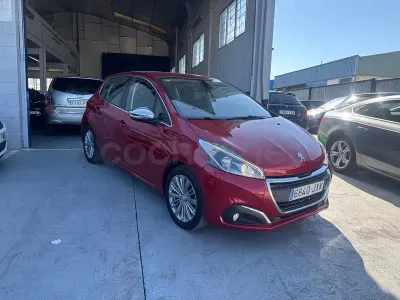 Usado Peugeot 208 Allure 82 CV (60 kW) 2017 Granate Utilitario