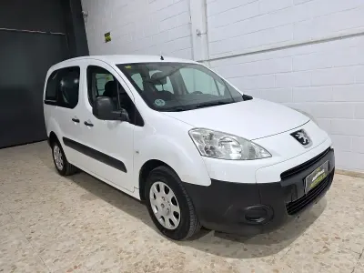 Käytetty Peugeot Partner Tepee Access 75 HP (55 kW) 2012 Valkoinen Tila-auto