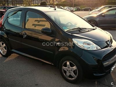 Usado Peugeot 107 68 CV (50 kW) 2010 Negro Utilitario